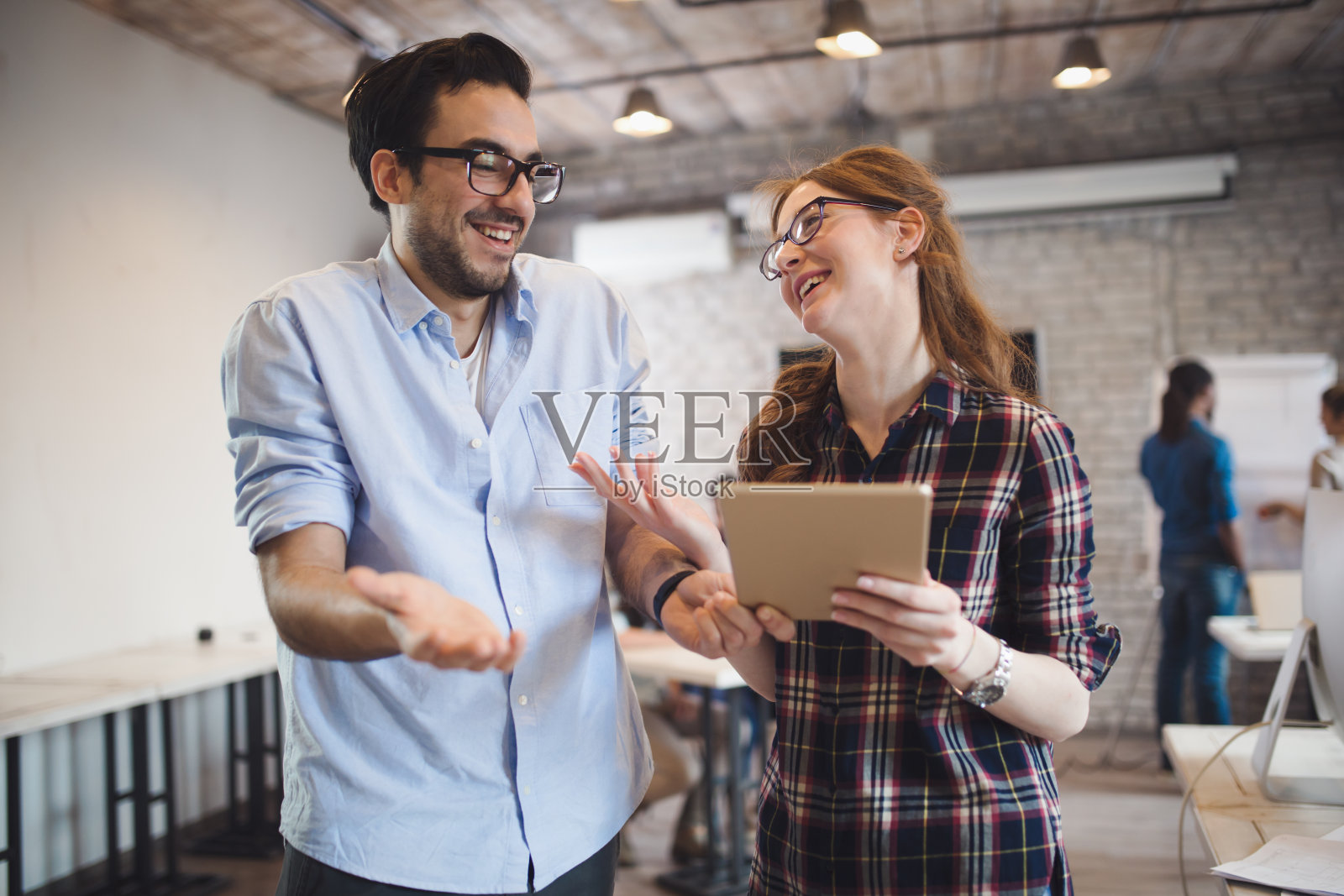 公司同事在办公室工作和分享新想法照片摄影图片