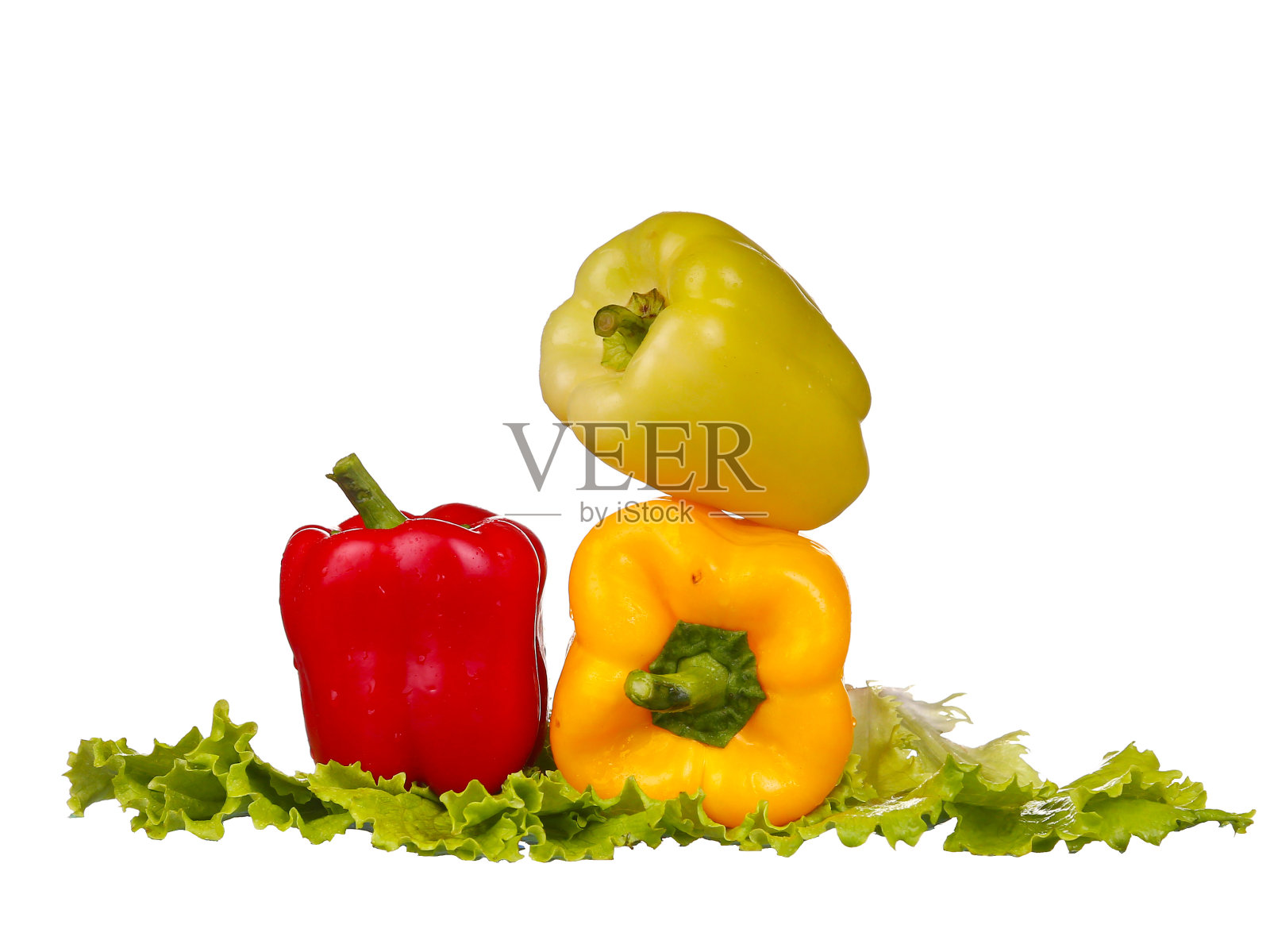 白底红甜椒上洒水照片摄影图片