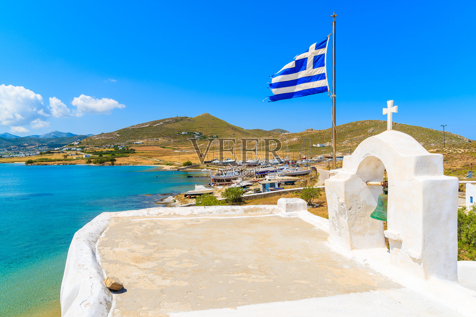 希腊帕罗斯岛Monastiri湾的一座典型的白色希腊教堂照片摄影图片