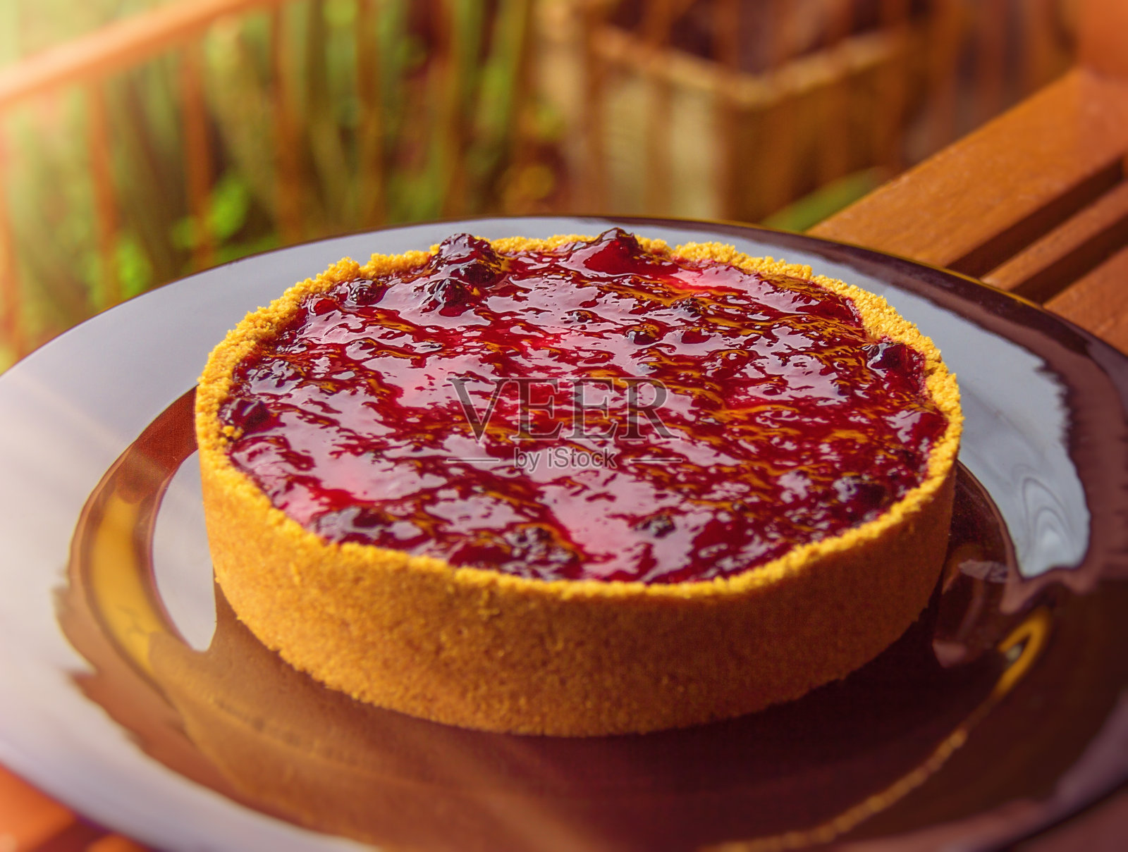 窗台上有奶酪蛋糕和红色水果。照片摄影图片