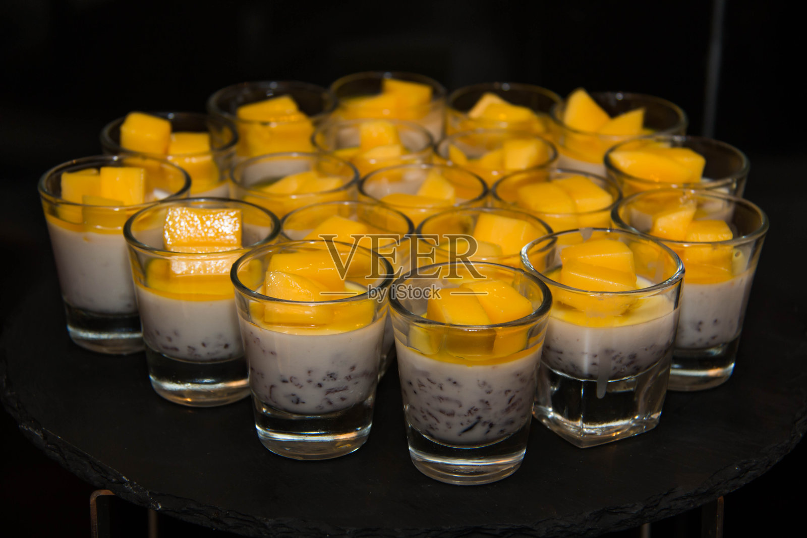 美味的芒果帕纳科塔甜品照片摄影图片