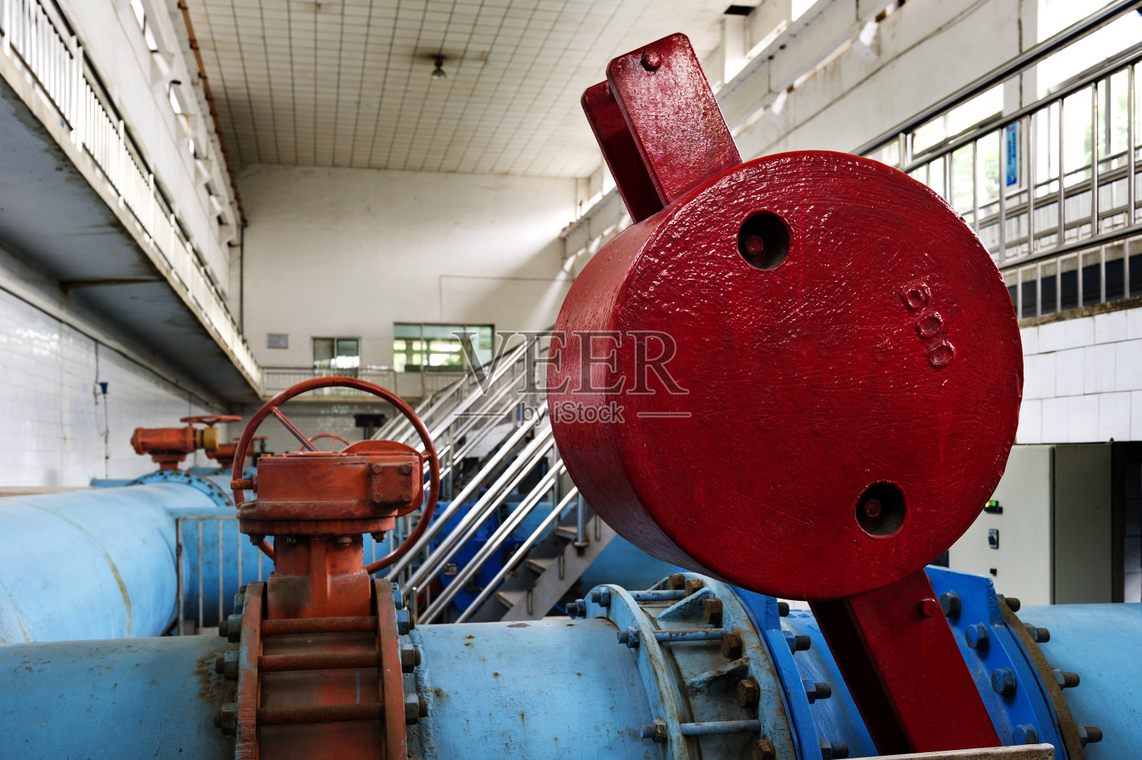 现代化的城市污水处理厂。照片摄影图片