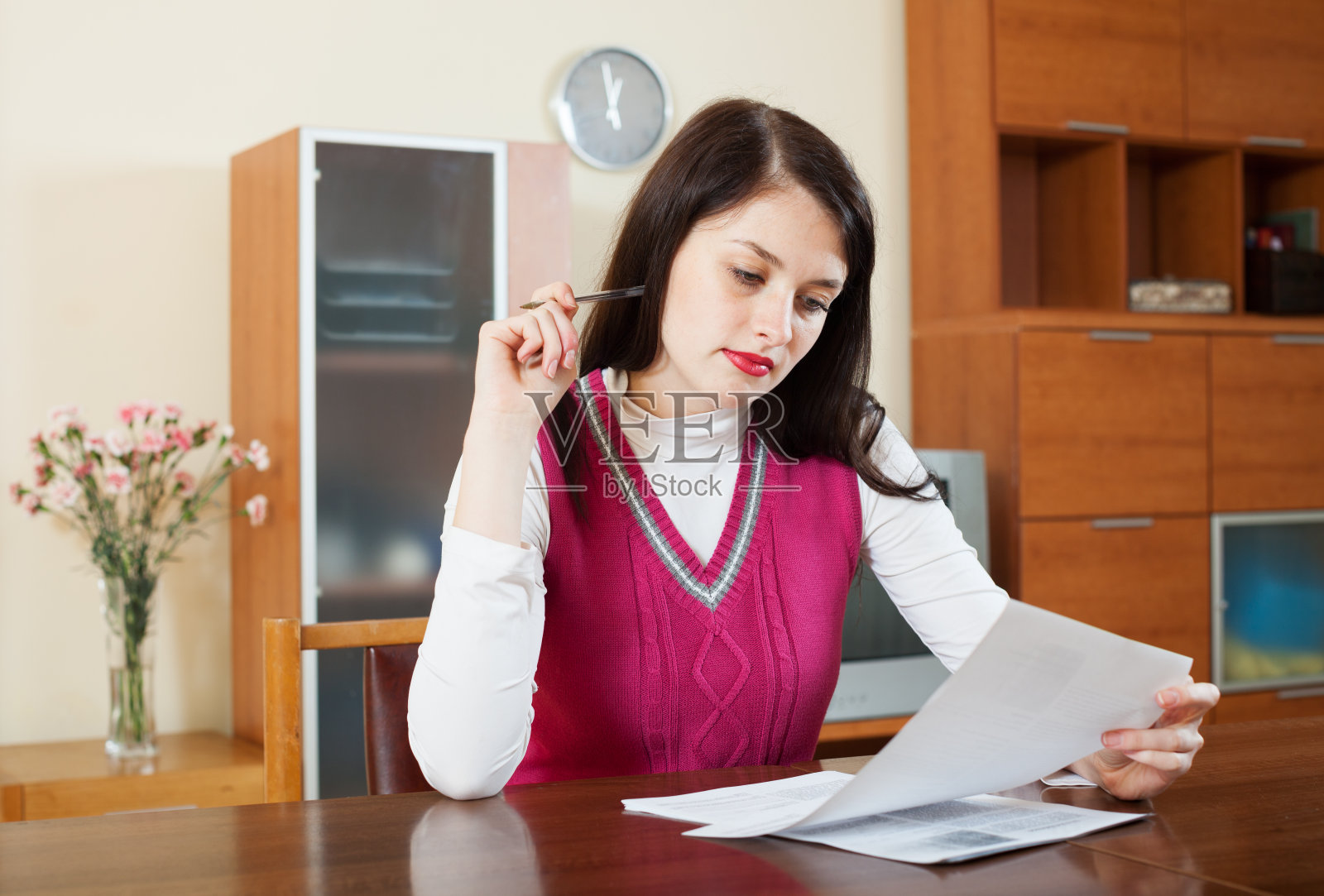 年轻女子在考虑经济问题照片摄影图片