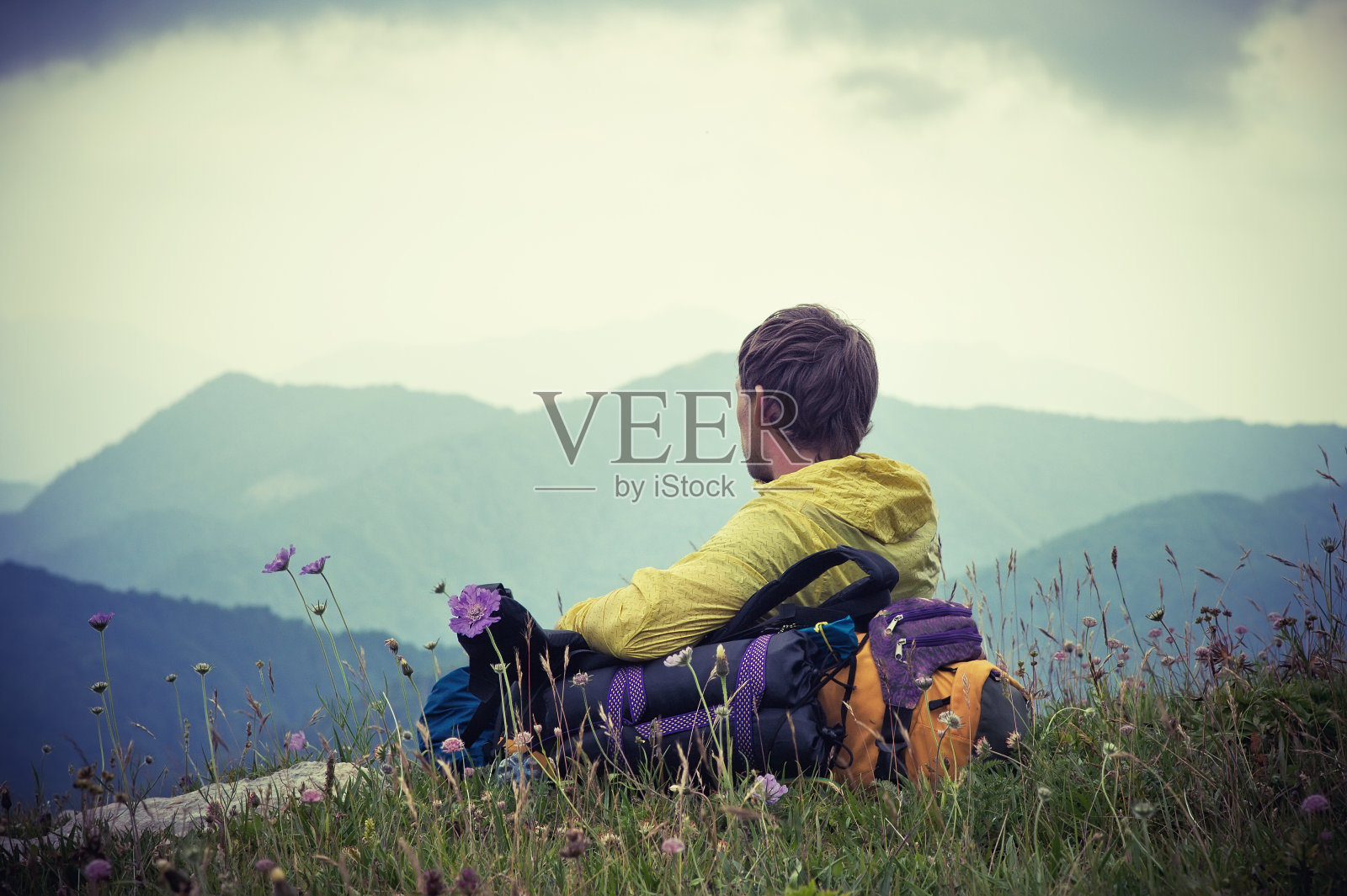 背包男旅行者在山中放松照片摄影图片