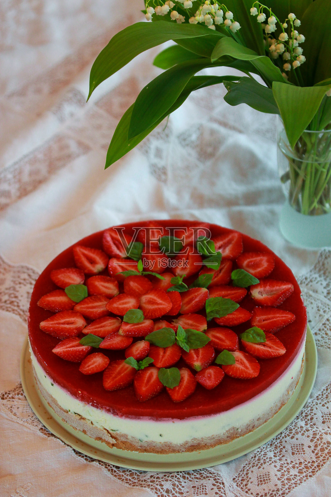 草莓和薄荷蛋糕照片摄影图片