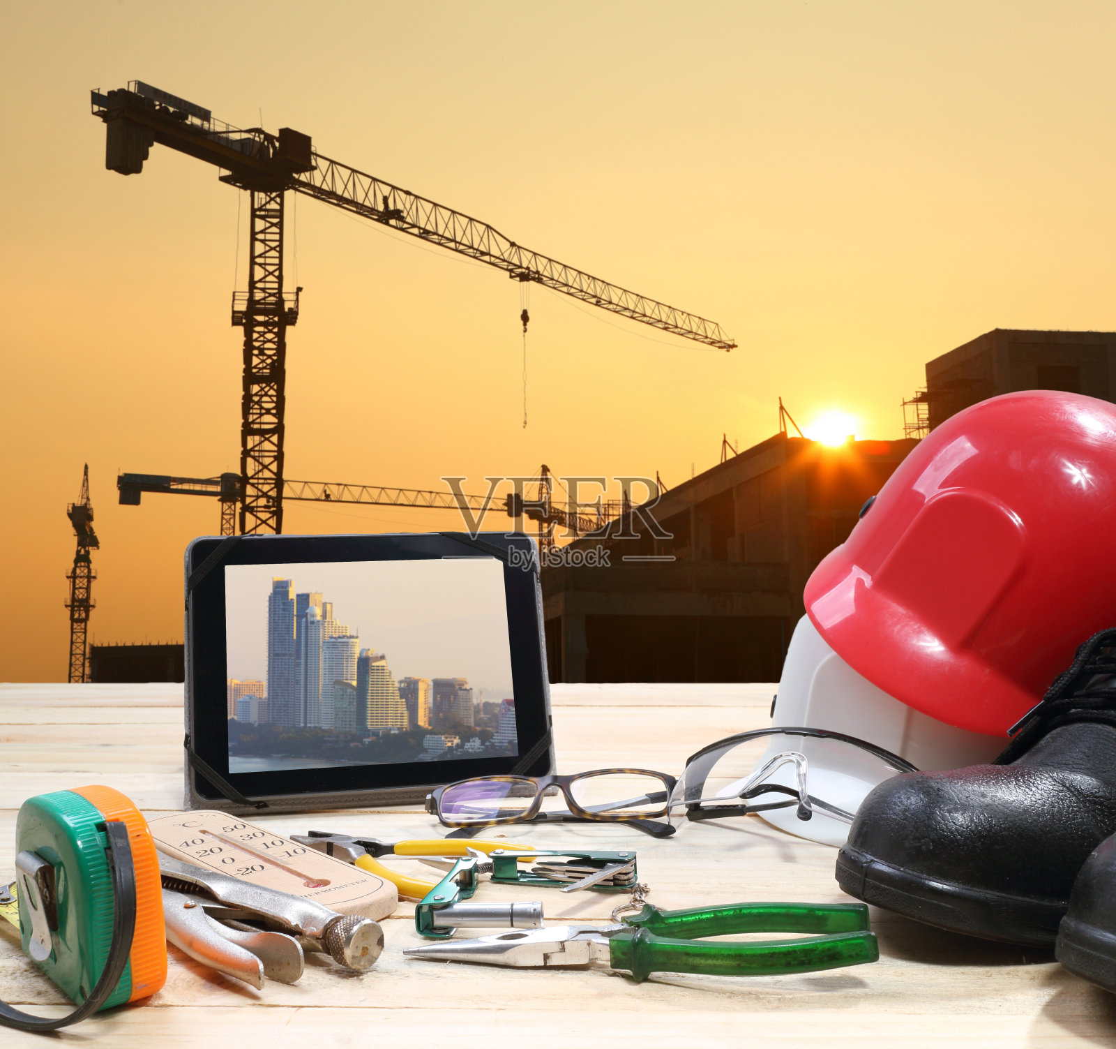 安全帽文件和建筑师工厂在木桌上照片摄影图片