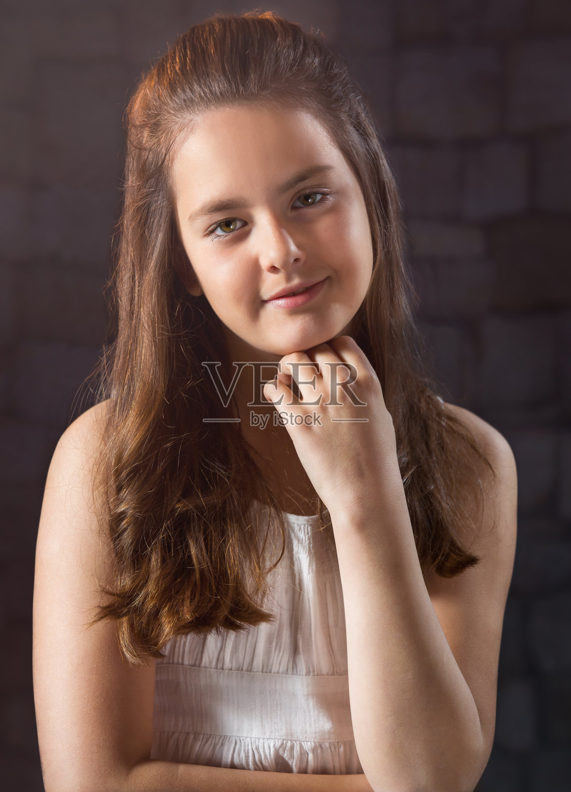 一个留着长发的十岁白人女孩照片摄影图片