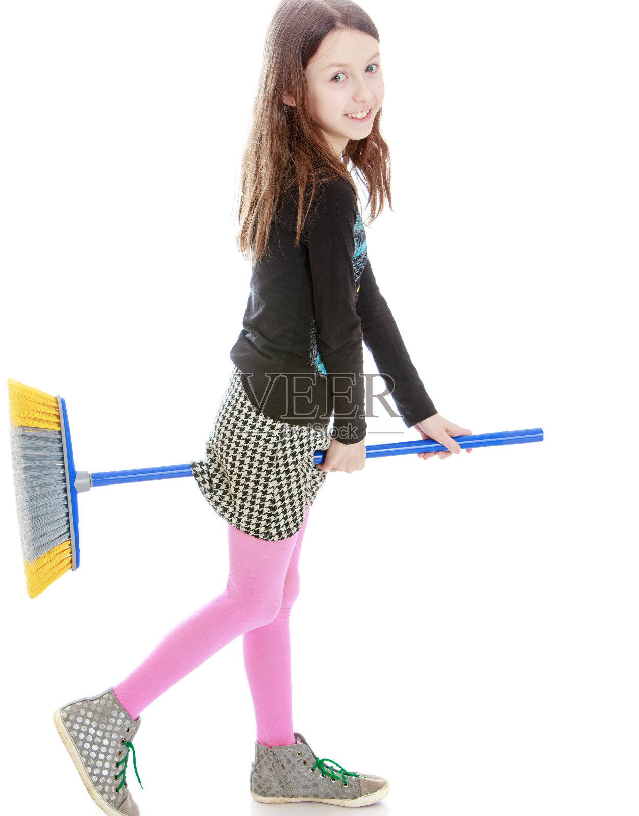 有趣的小女孩在玩刷子照片摄影图片