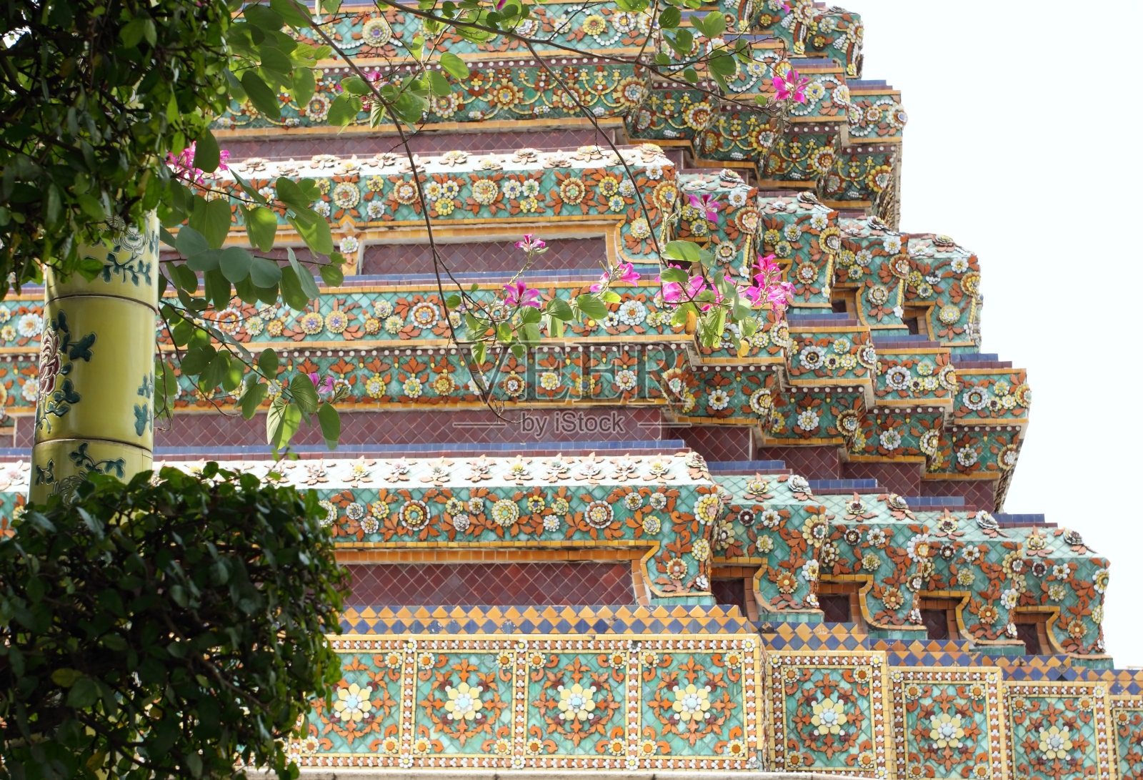 柱与开花树和柴迪照片摄影图片