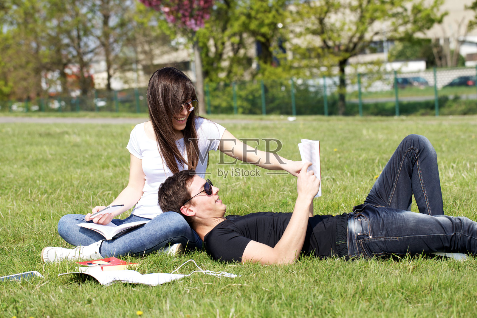 长凳上的学生情侣研究照片摄影图片