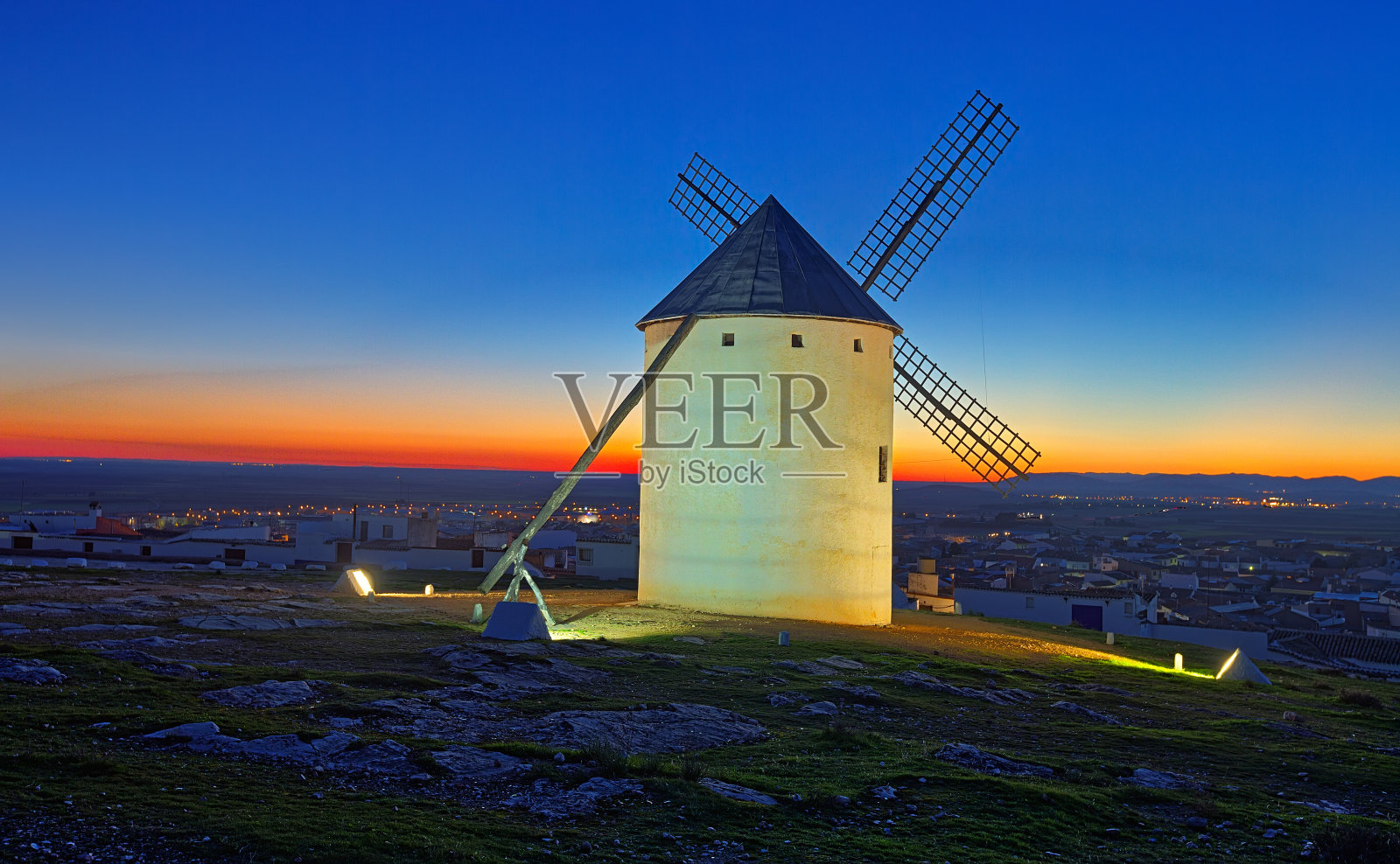 晚上在田野上看风车照片摄影图片