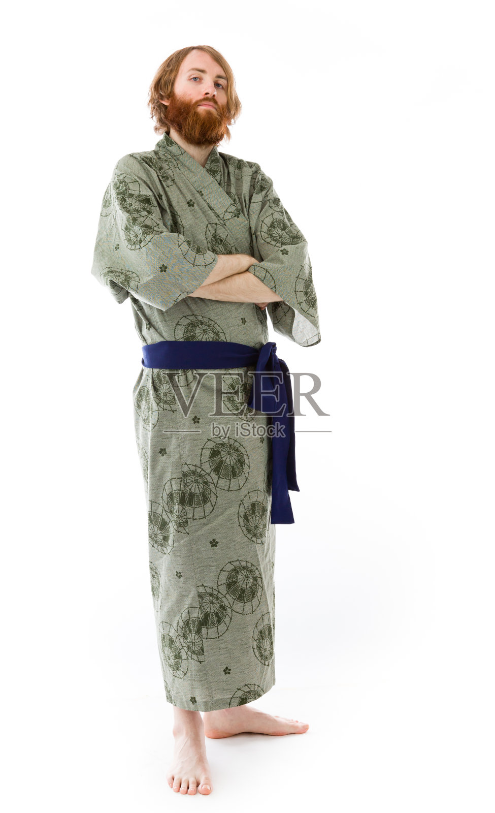 模型孤立在朴素的背景幸福微笑双臂交叉照片摄影图片