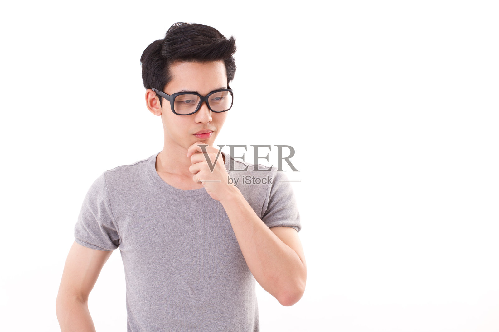 宅男思考,工作室拍摄,白色孤立的背景照片摄影图片