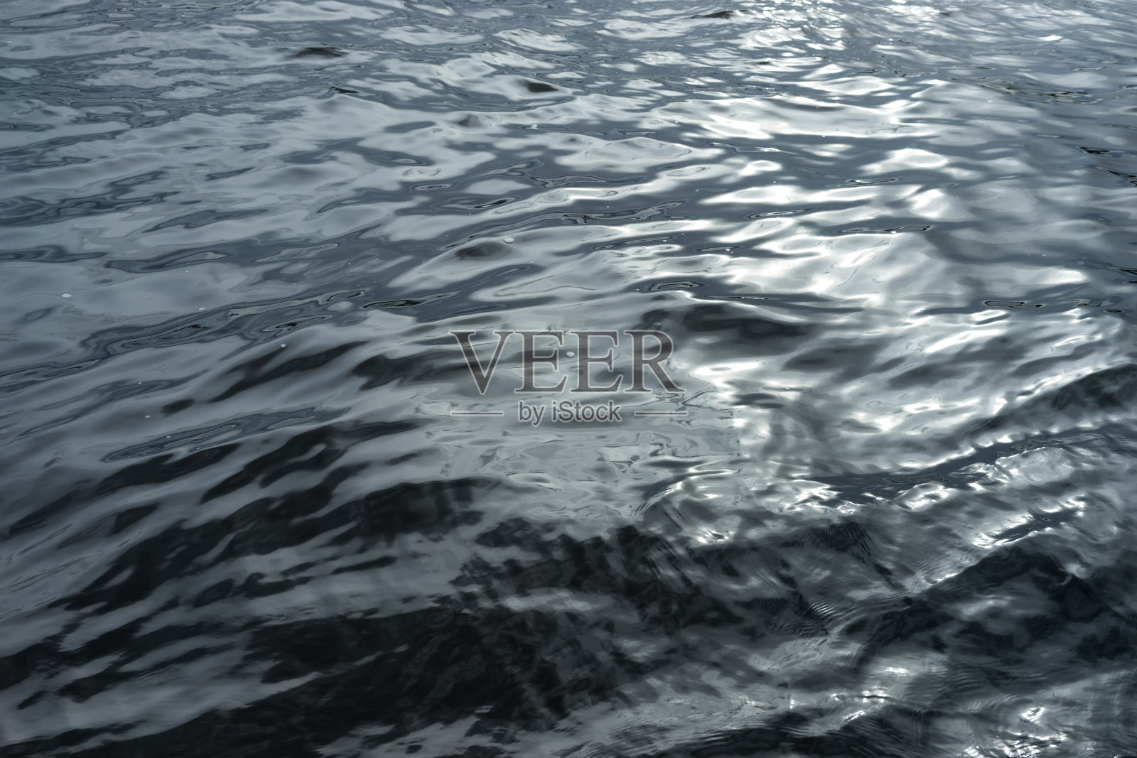 傍晚水面上的光波照片摄影图片