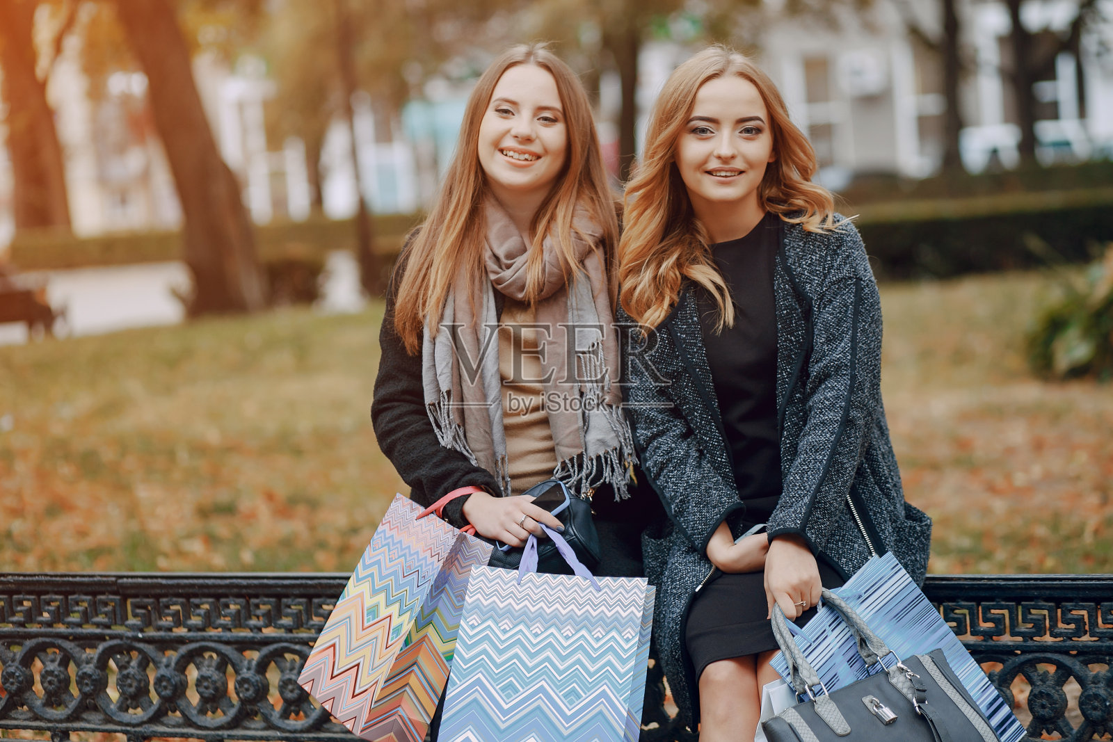 两个女孩在散步照片摄影图片
