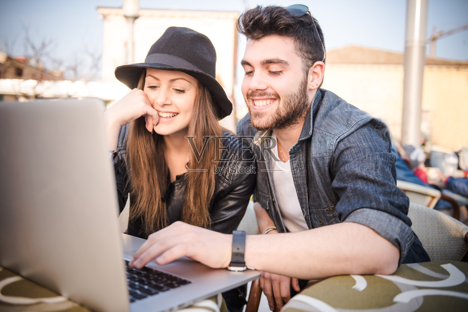 一对情侣在咖啡馆一起使用笔记本电脑照片摄影图片