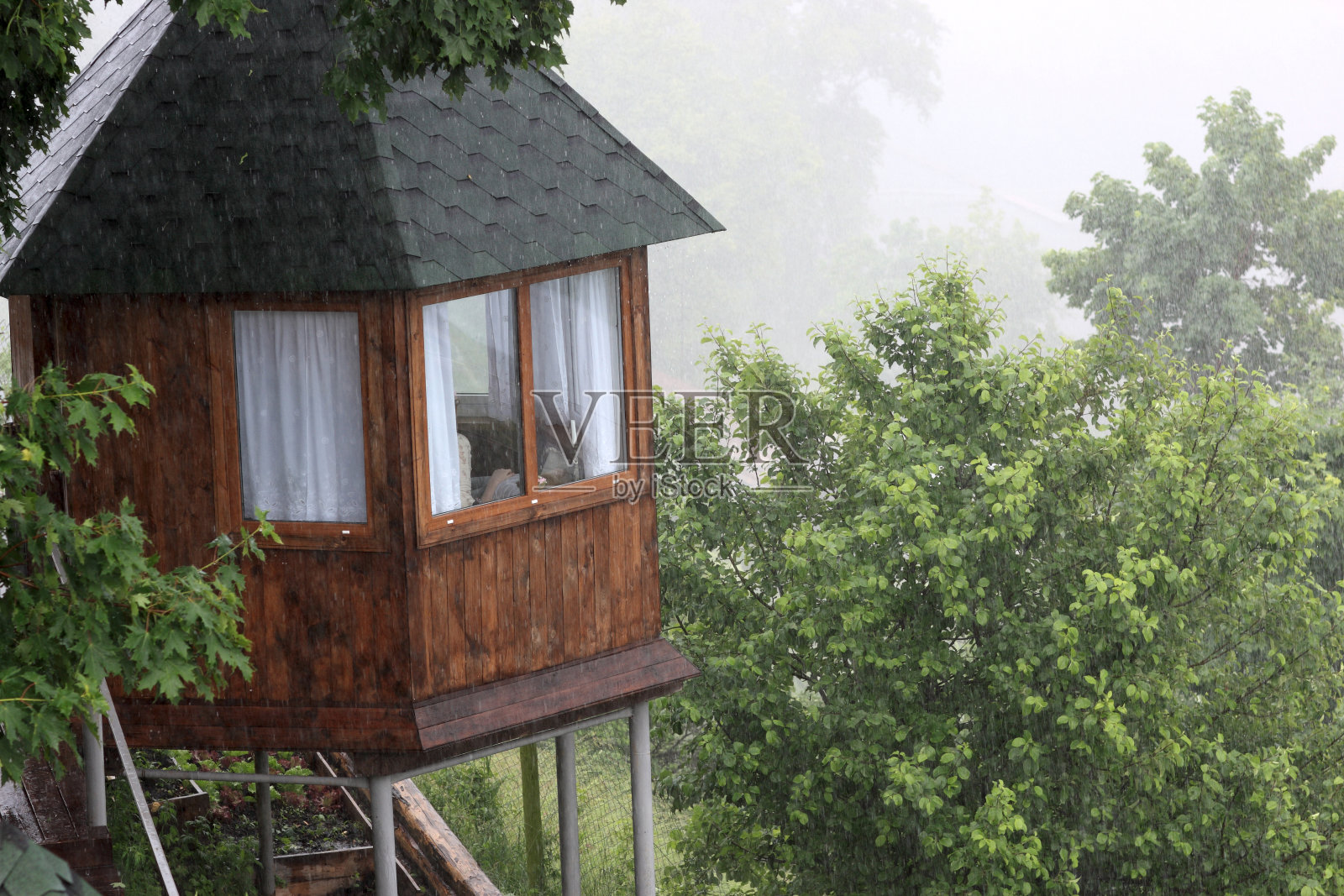 有支撑的木屋照片摄影图片