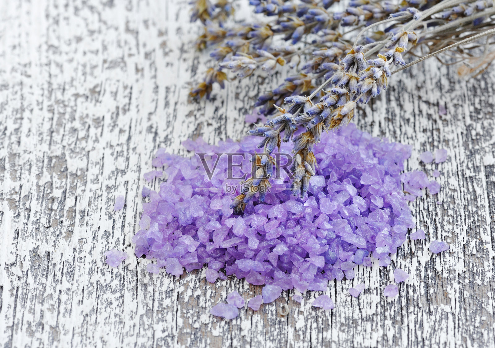 香薰盐和干薰衣草木背景照片摄影图片