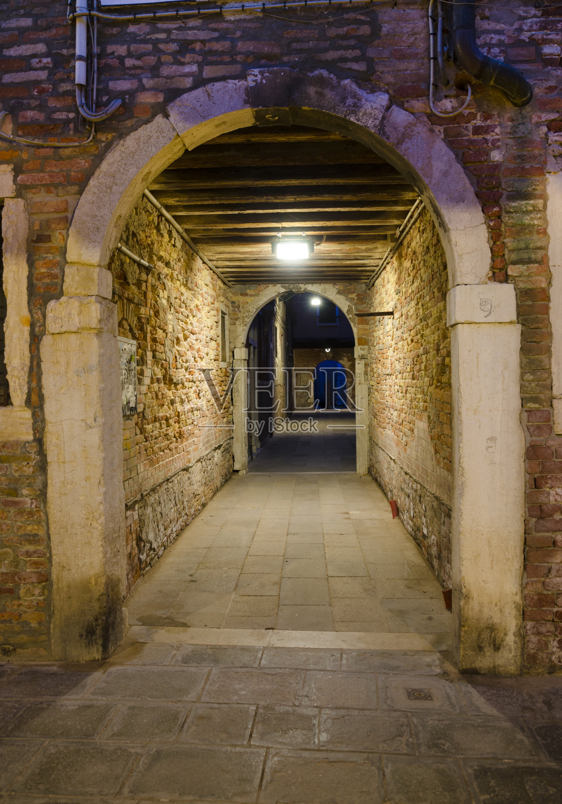 威尼斯夜晚黑暗的小巷通道照片摄影图片