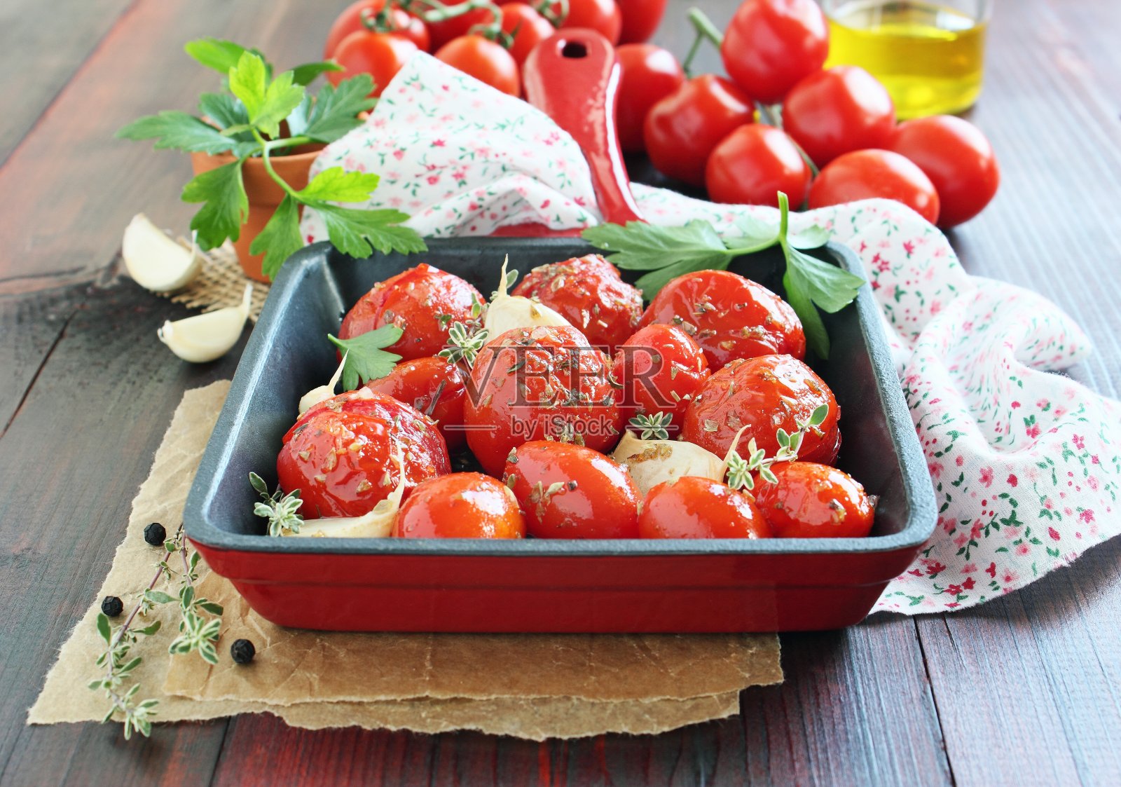 加香料和香草的烤番茄照片摄影图片