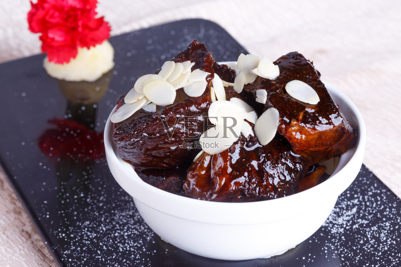 碗里的甜蛋糕照片摄影图片