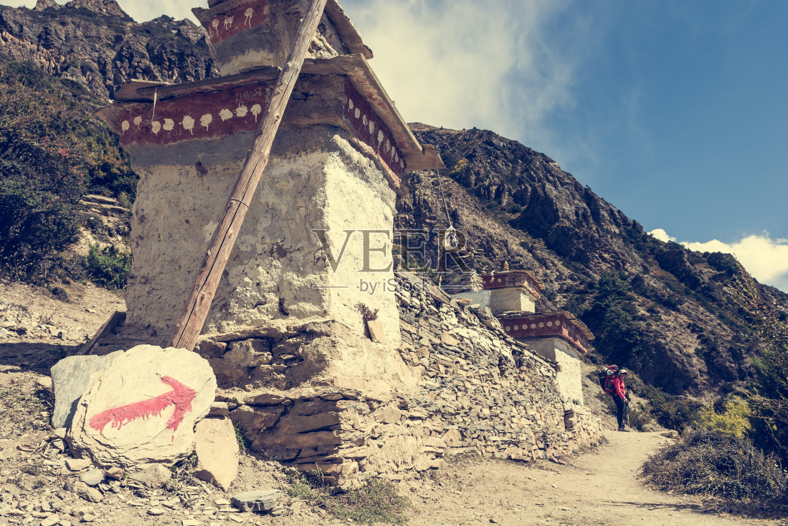 女徒步者跟随方向标志。照片摄影图片