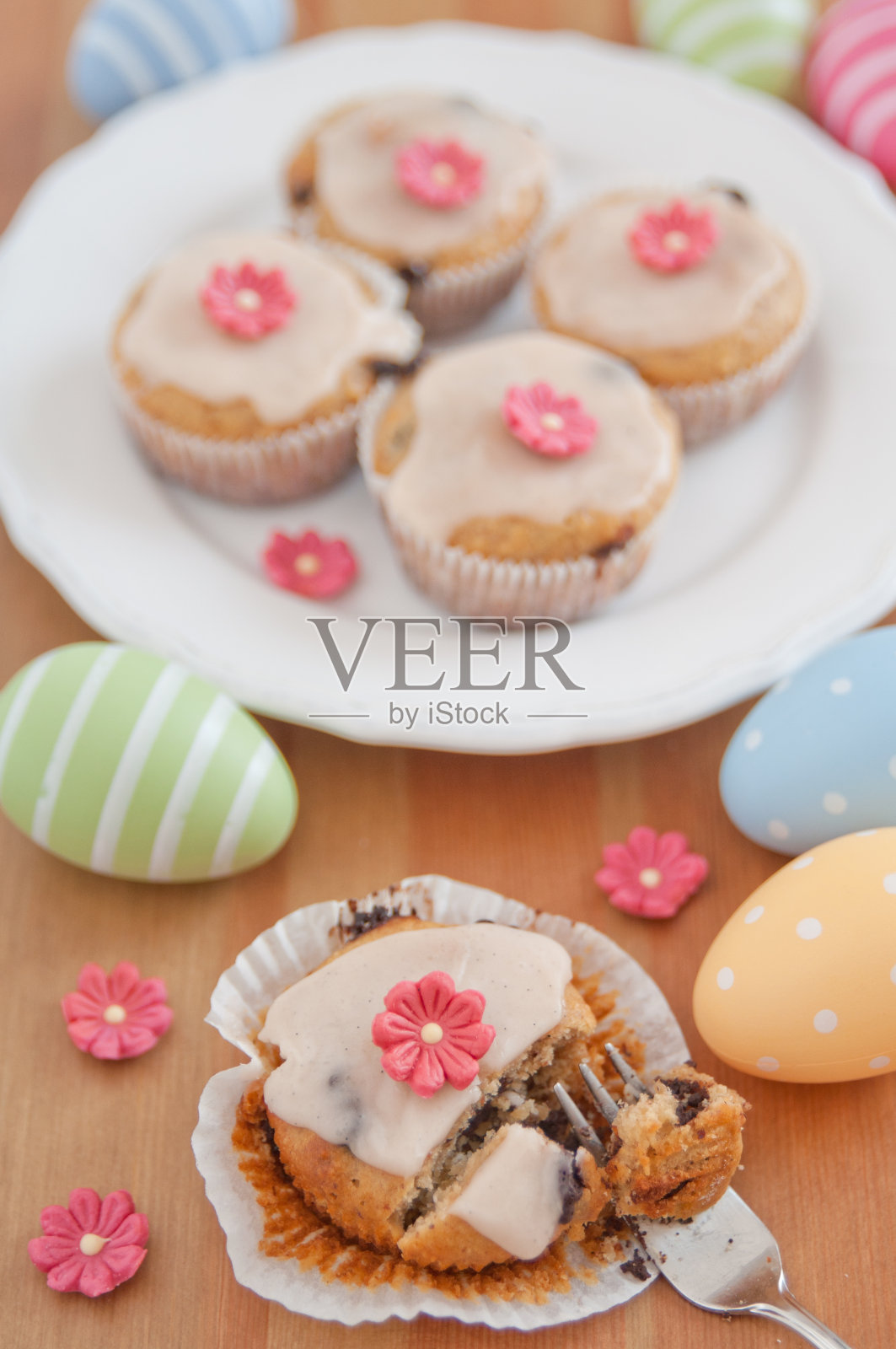 春季松饼配杏仁糖花照片摄影图片