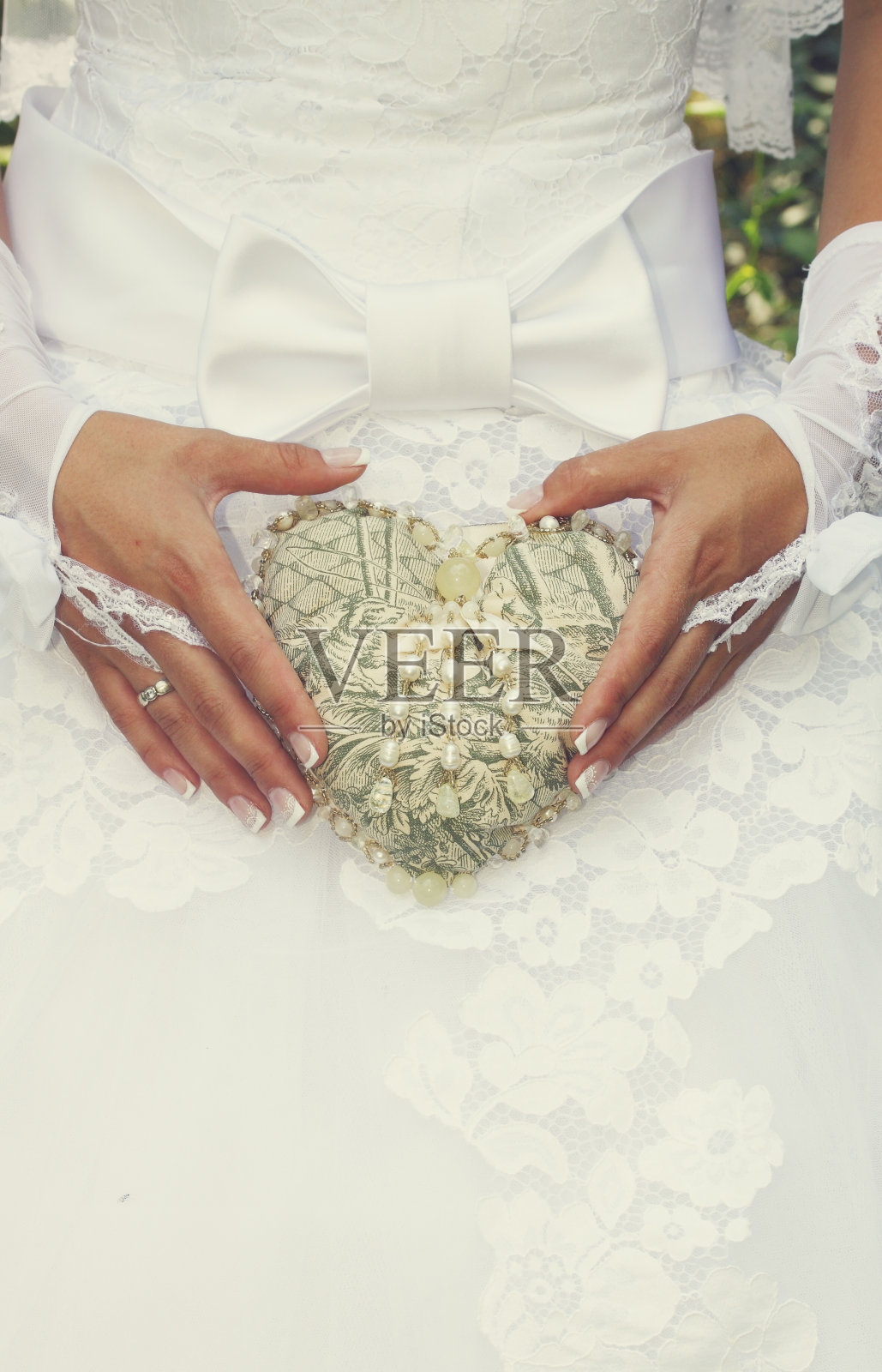 新娘拿着一颗古老的心照片摄影图片