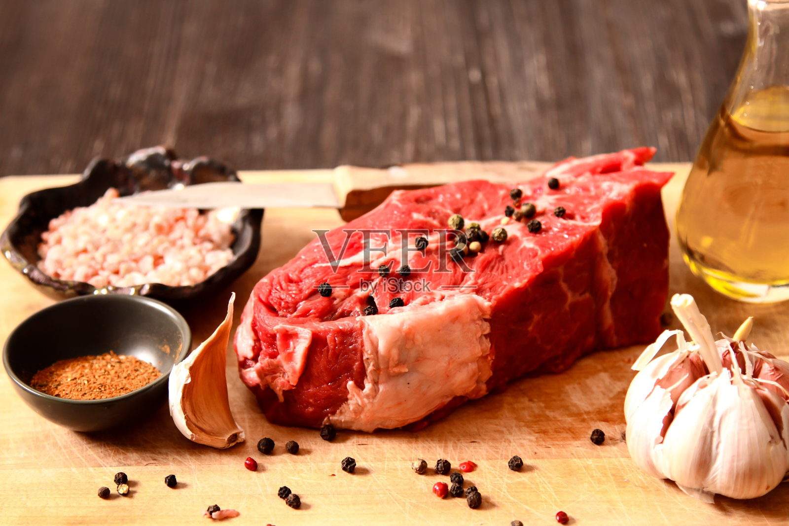 一片生肉加大蒜和香草照片摄影图片