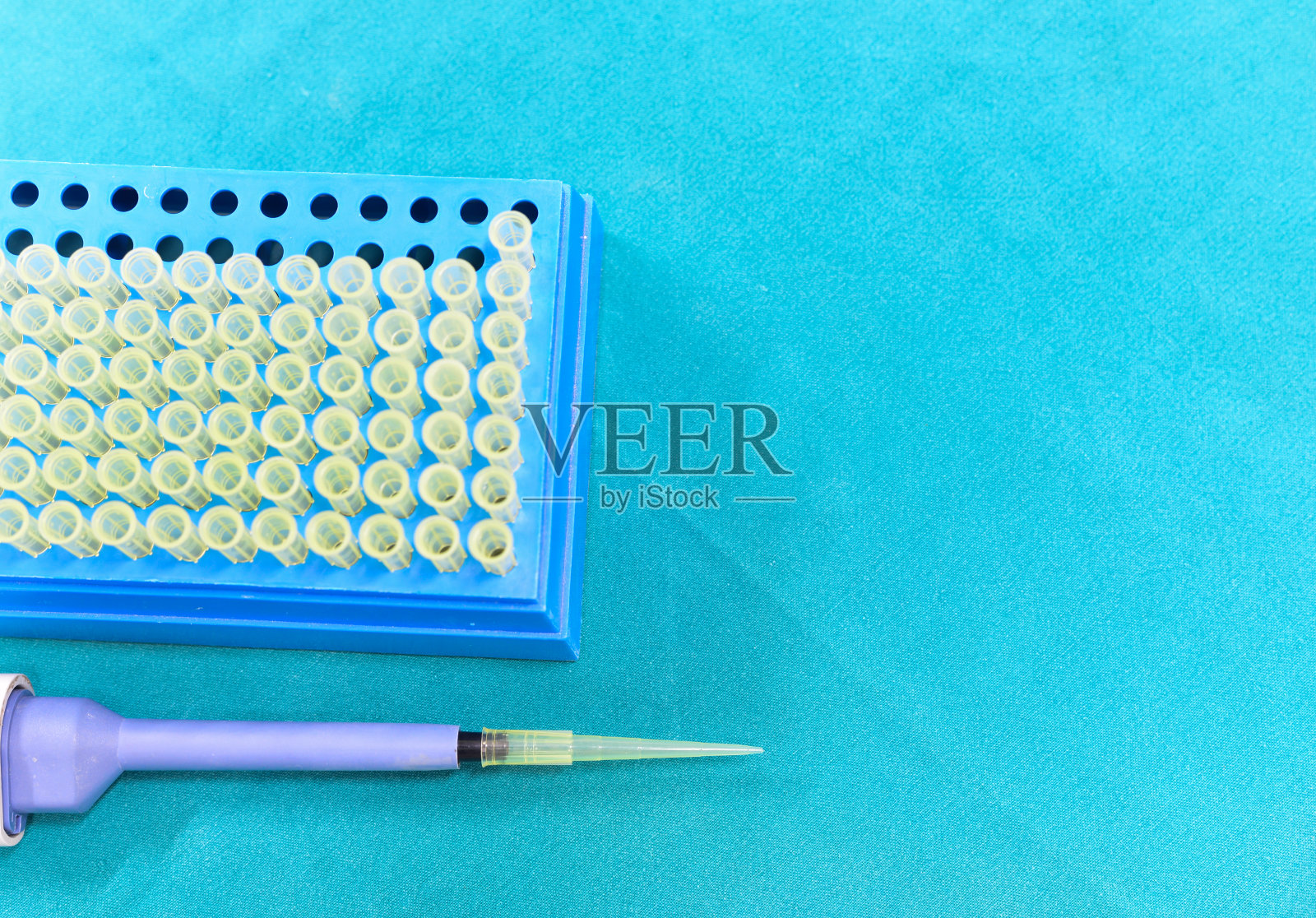 微型移液管尖端实验室设备。照片摄影图片