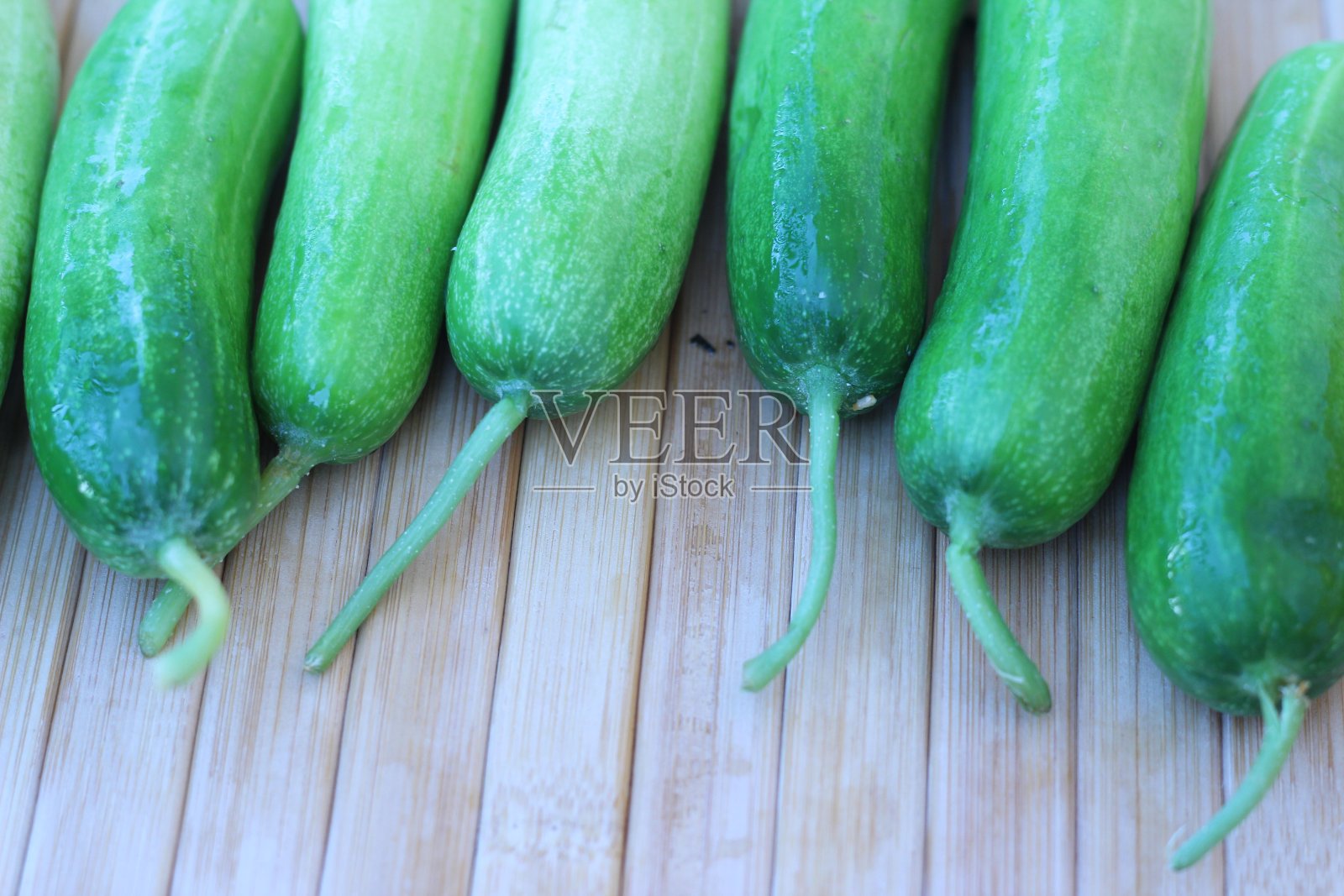 新鲜蔬菜一起放在棕色的背景上照片摄影图片