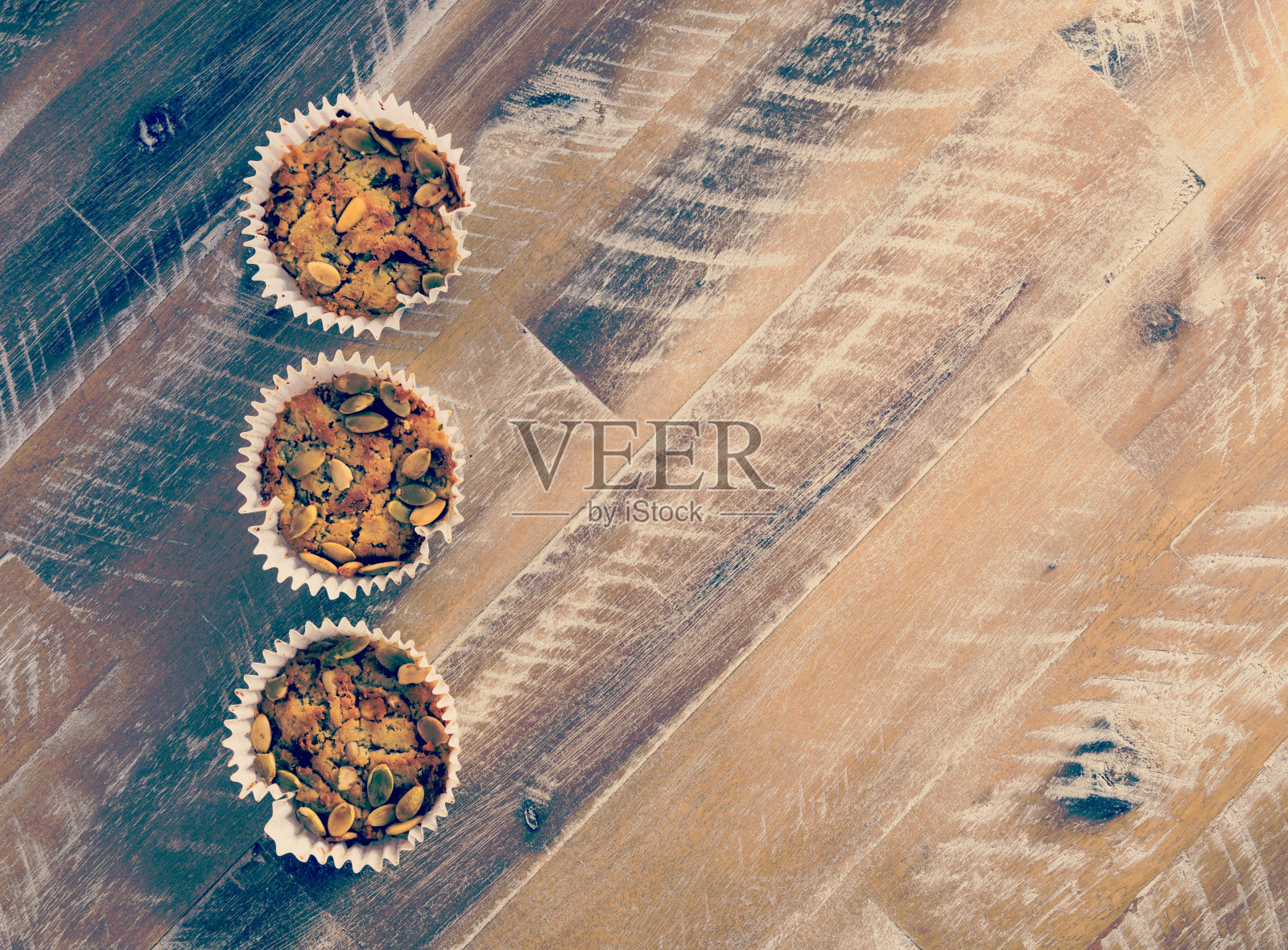 木质背景上的咸味蓝纹奶酪纸杯蛋糕照片摄影图片