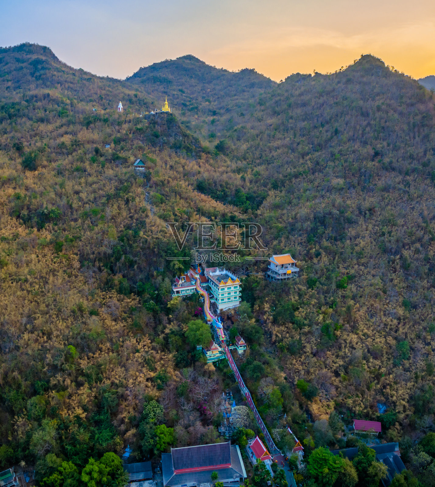 湄洞大坝周围的寺庙照片摄影图片