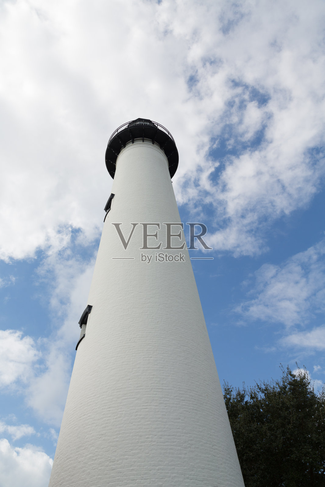 高耸入云的白砖灯塔照片摄影图片