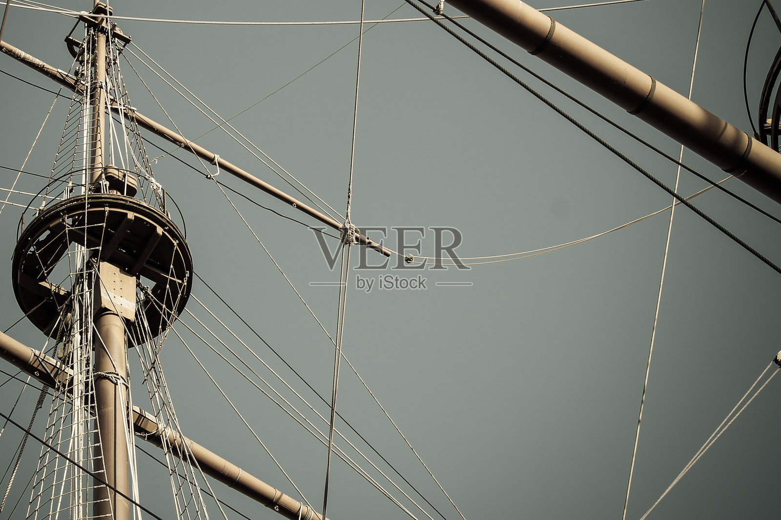 航海冒险老船背景与灰色的天空背景照片摄影图片