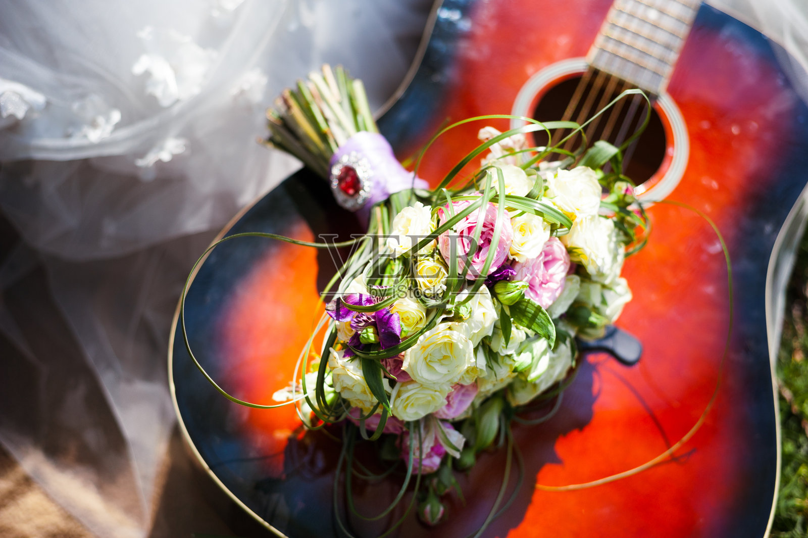 彩色的婚礼花束放在户外的吉他上照片摄影图片