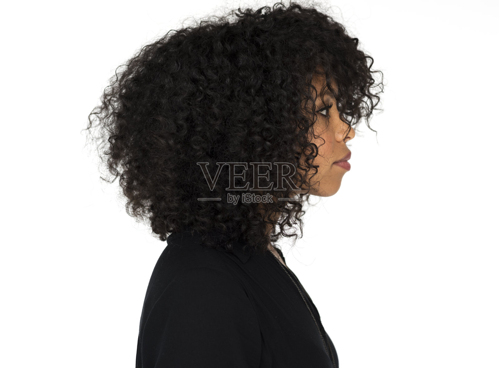 一位非洲裔女性正在拍摄照片摄影图片