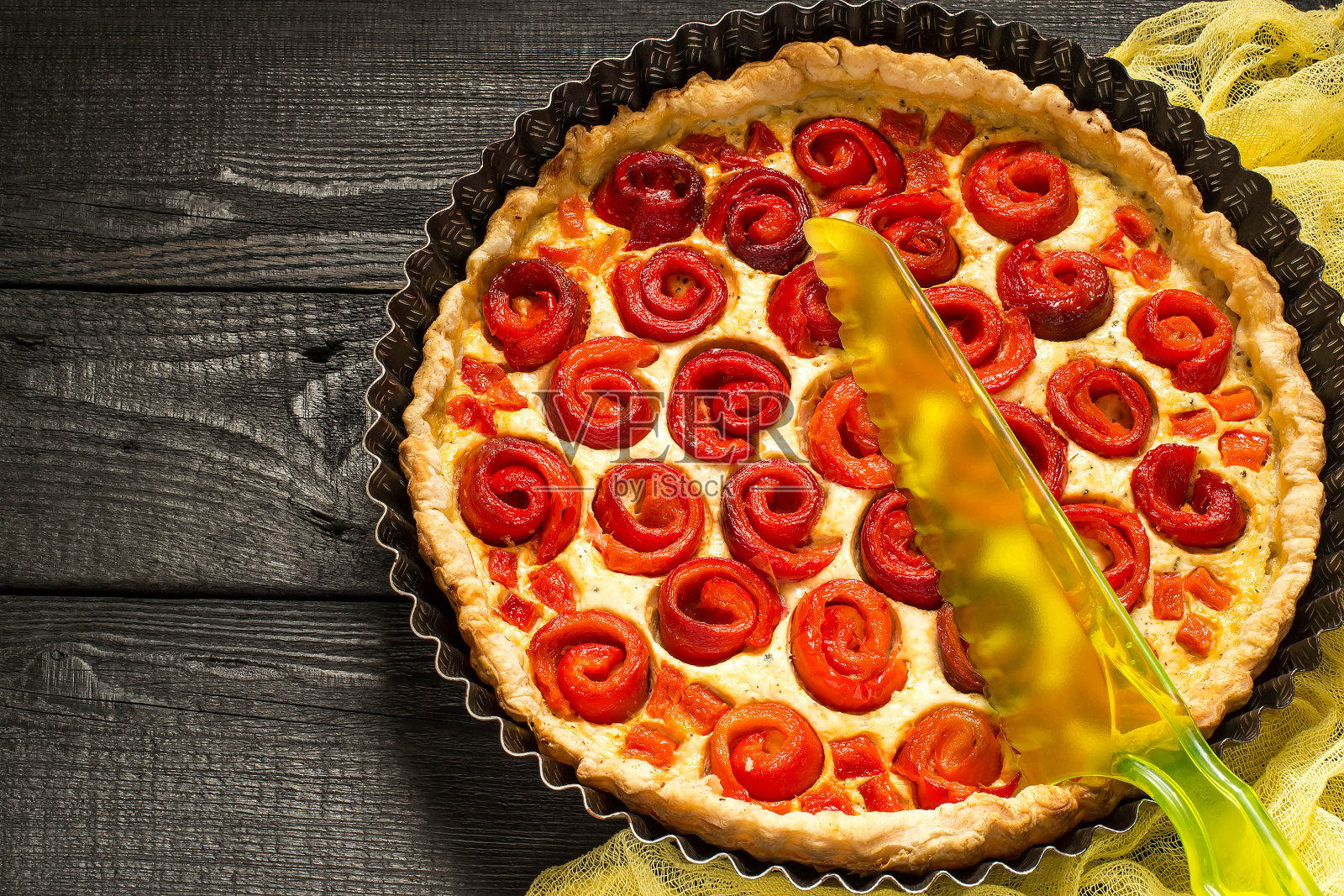 美味的自制甜椒和奶酪派照片摄影图片