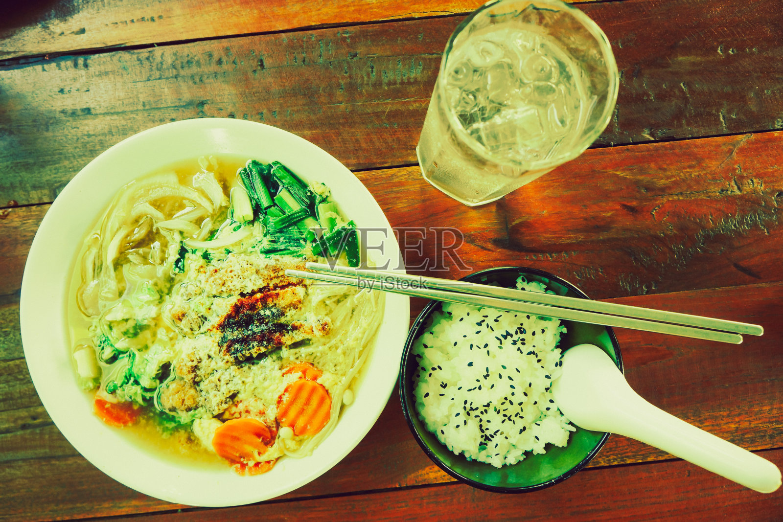 亚洲碗白茉莉饭配黑芝麻照片摄影图片