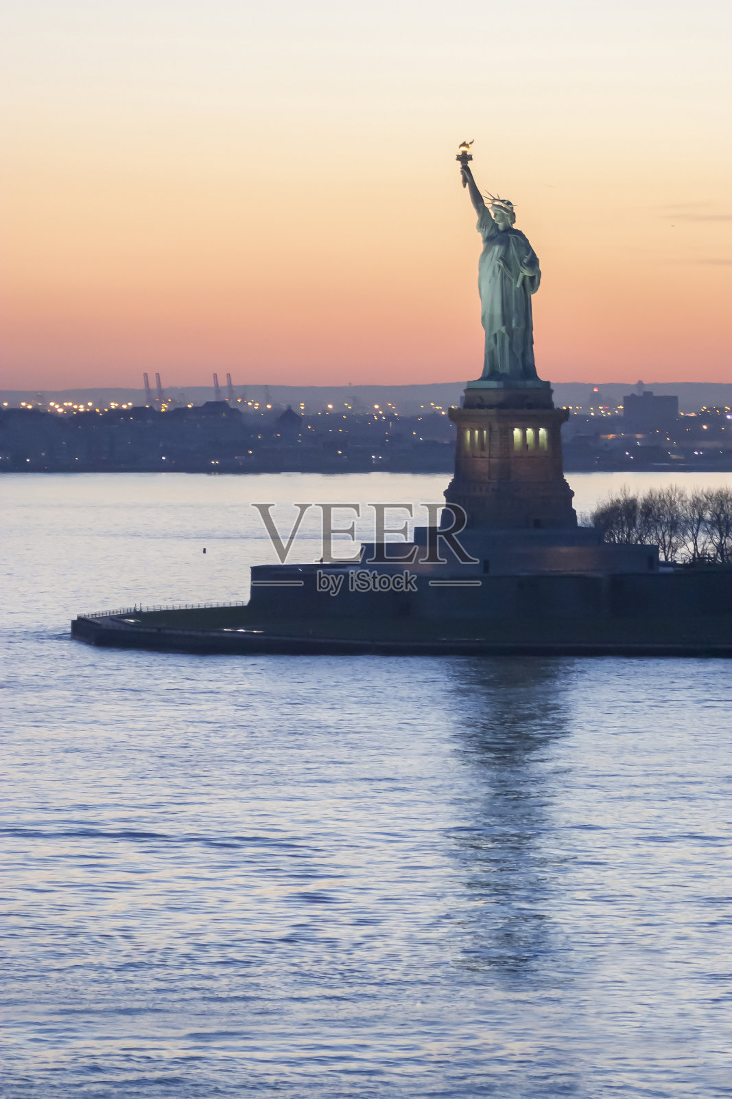 自由女神像和汽艇照片摄影图片
