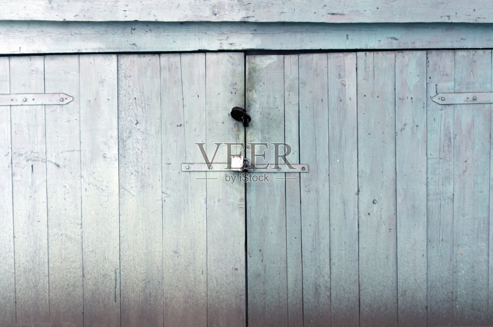 蓝色风化锁木门。照片摄影图片