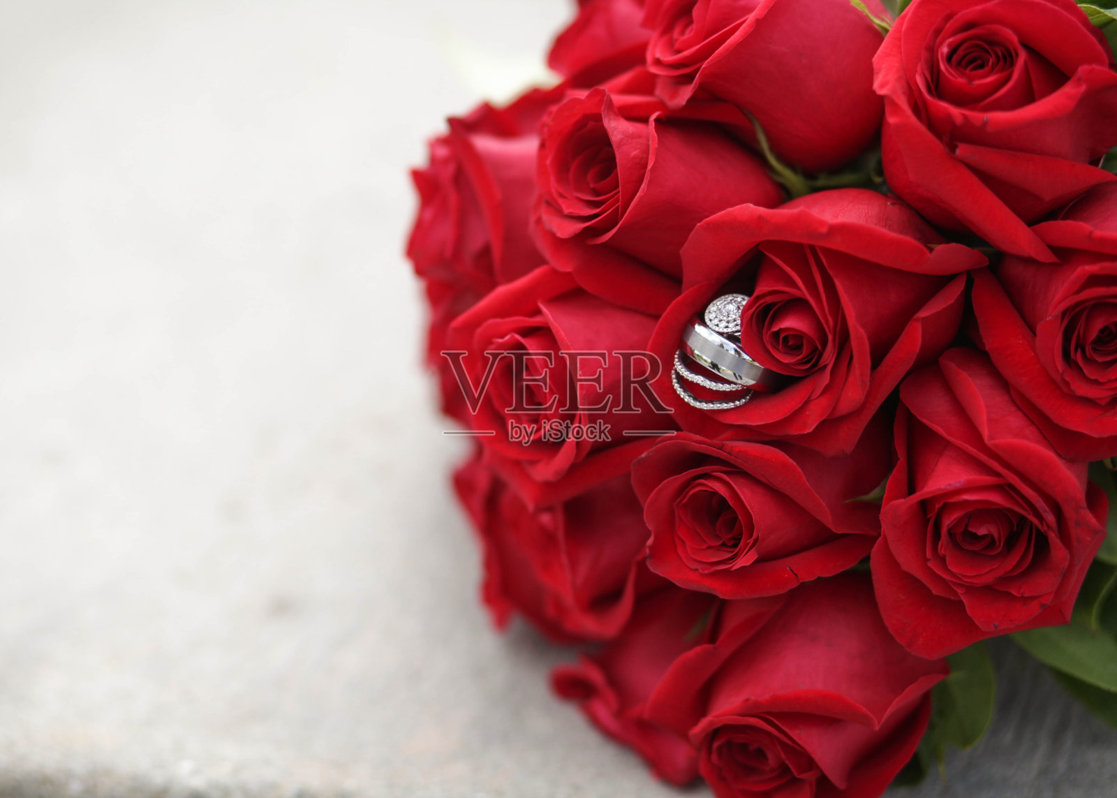 红玫瑰结婚戒指照片摄影图片