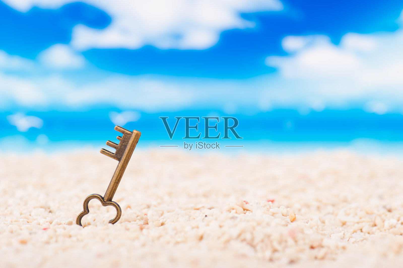 钥匙放在沙滩上照片摄影图片