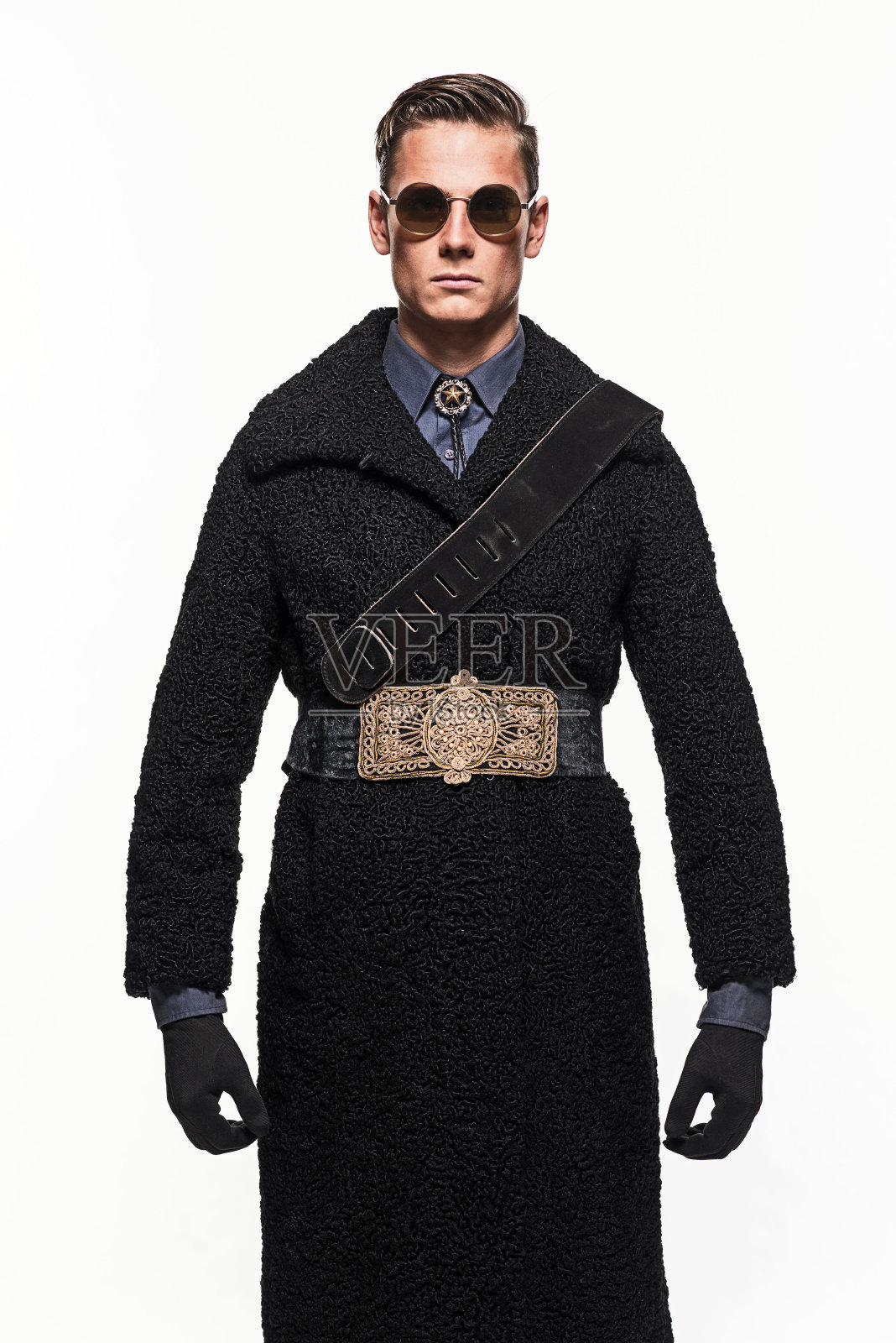 俄罗斯风格的军装时尚男子的白色背景。照片摄影图片