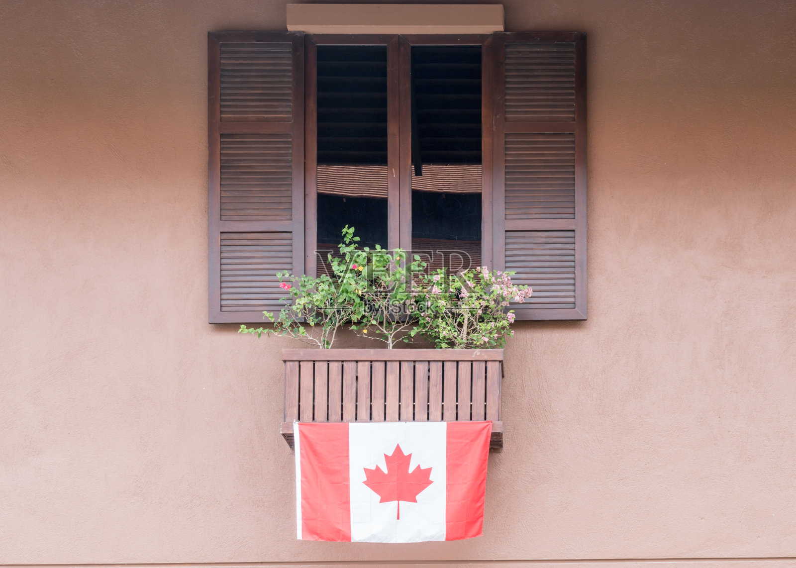 棕色混凝土墙上的窗户照片摄影图片