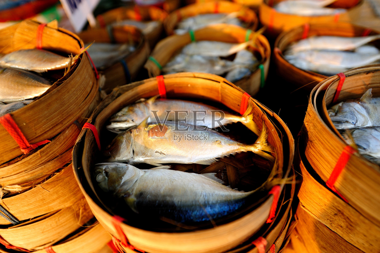 本地农产品市场出售的鱼照片摄影图片