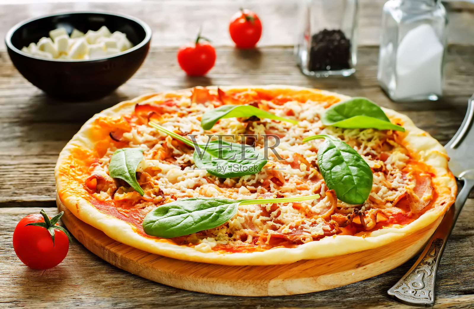 培根、马苏里拉奶酪和菠菜的披萨照片摄影图片