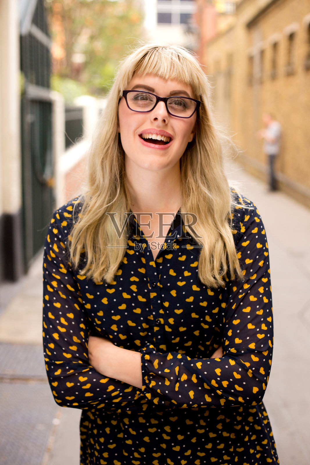 快乐的年轻女子照片摄影图片