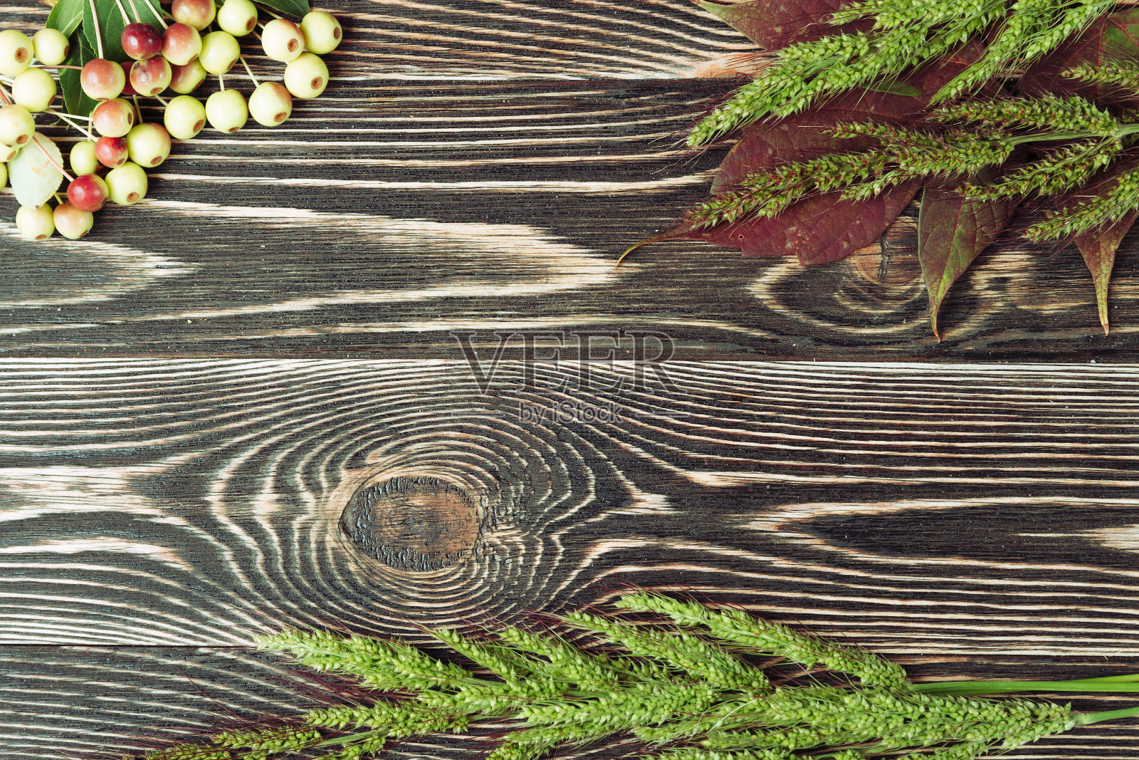 秋天的树叶在木制的背景照片摄影图片