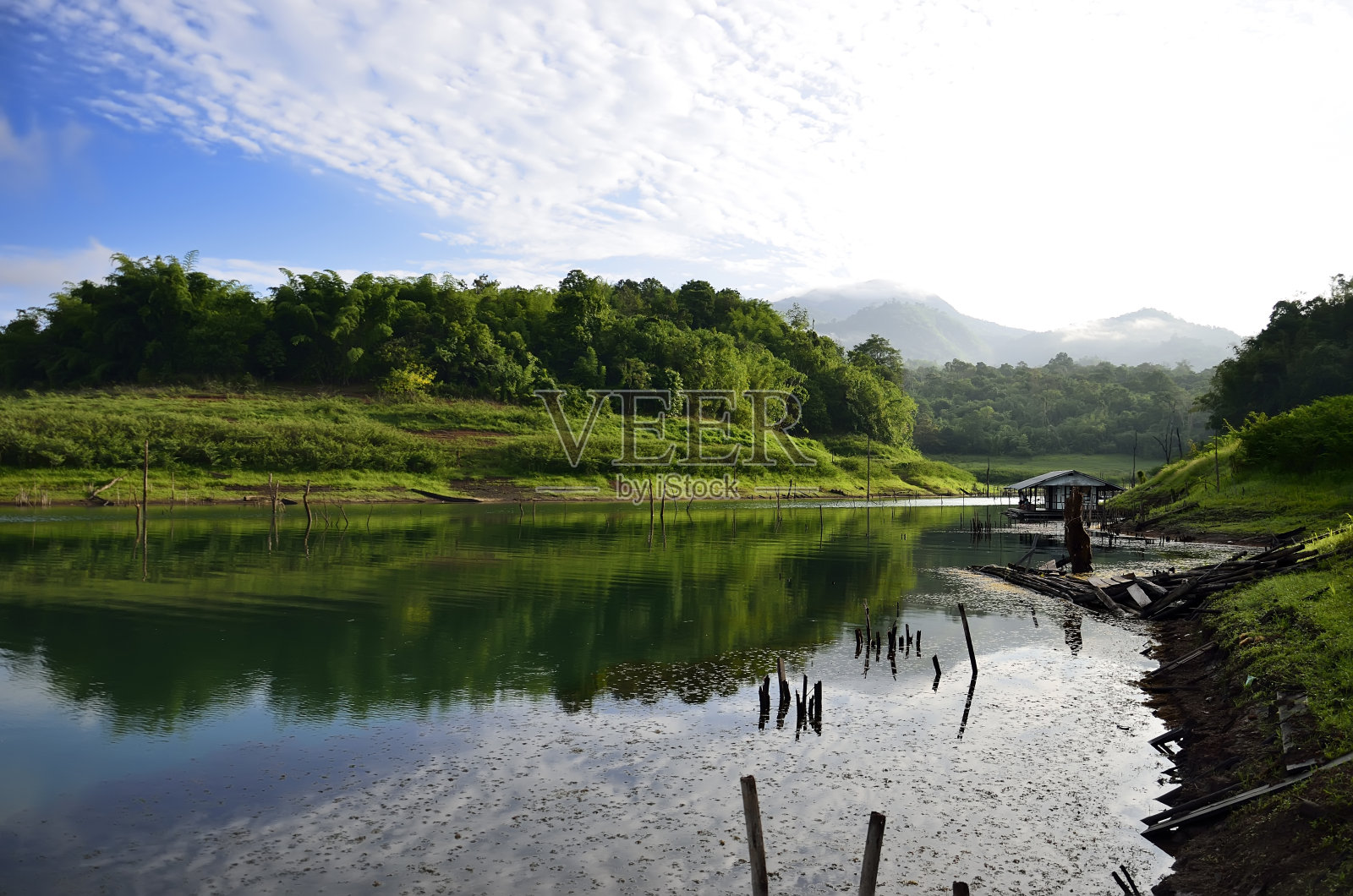 北碧府的山和湖照片摄影图片
